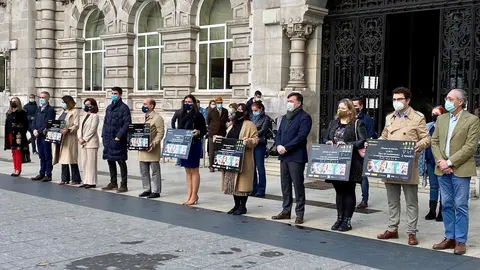 Minuto de silencio en la plaza del Ayuntamiento por &uacute;ltimo asesinato machista