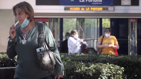 Una mujer fuma con un cigarrillo electr&oacute;nico junto a la parada de Metro La Fortuna en el barrio La Fortuna de Legan&eacute;s, en Madrid (Espa&ntilde;a), a 23 de septiembre de 2020. El &aacute;rea de La Fortuna ha registrado 932 casos de coronavirus por cada 100.000 habitantes