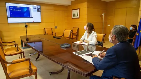 Reuni&oacute;n telem&aacute;ica del presidente de Cantabria, Miguel &Aacute;ngel Revilla, y la consejera de Econom&iacute;a Mar&iacute;a S&aacute;nchez, con representantes del BBVA