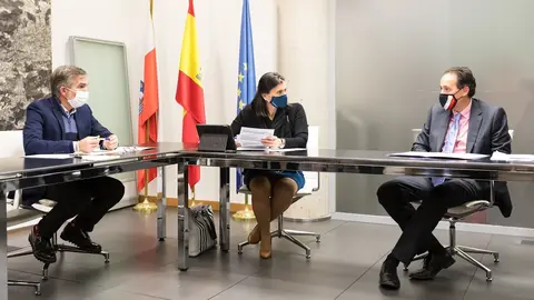 La alcaldesa de Santander se re&uacute;ne con el consejero de Obras