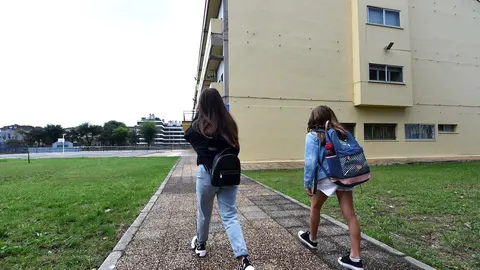 Alumnas acudiendo a un centro educativo de Cantabria. Archivo