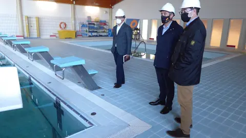 Visita del concejal de Deportes y del portavoz del Ayuntamiento de Santander a la piscina municipal