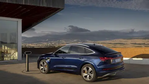 Imagen de un veh&iacute;culo el&eacute;ctrico carg&aacute;ndose. 