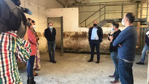 Concejales de Torrelavega visitan el matadero