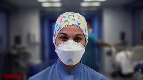 Una enfermera protegida con mascarilla mira a la c&aacute;mara en las instalaciones pertenecientes a la UCI de la Cl&iacute;nica Universidad de Navarra, en Pamplona, Navarra, (Espa&ntilde;a), a 10 de noviembre de 2020.