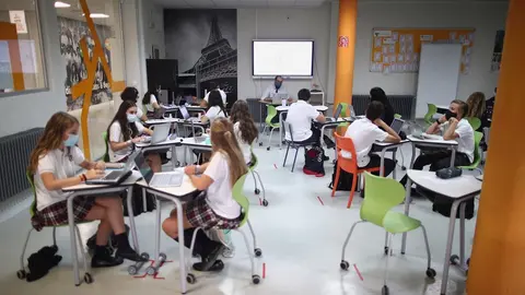 Alumnos y profesor en un aula