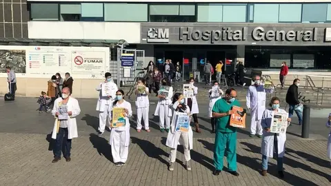 Los m&eacute;dicos se concentran en los centros sanitarios reclamando di&aacute;logo y retirada del RDL 29/2020 antes de la huelga del 24 de noviembre.