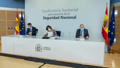 La vicepresidenta primera del Gobierno, Carmen Calvo, junto al director de Seguridad Nacional, Miguel &Aacute;ngel Ballesteros, y el director de Gabinete de Presidencia del Gobierno, Iv&aacute;n Redondo