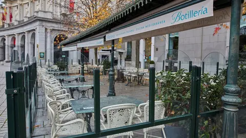 Mampara instalada en un restaurante de la Plaza de Oriente, en Madrid (Espa&ntilde;a)