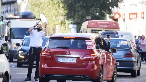 EuropaPress_3424434_varias_personas_participan_vehiculos_protesta_sector_hosteleria