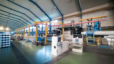 Interior de las instalaciones de la empresa Extrusi&oacute;n Toledo, innovadora en la fabricaci&oacute;n de perfiles met&aacute;licos, que ha creado y patentado un modelo de separadores en restaurantes durante la pandemia de Covid-19, en Toledo