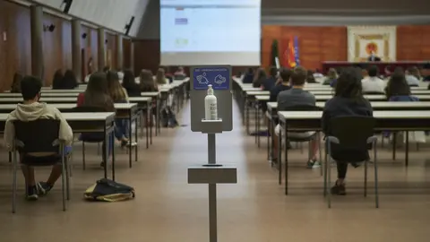 EuropaPress_3295410_dispensador_gel_hidroalcoholico_entrada_aula_mayor_donde_alumnos_primer