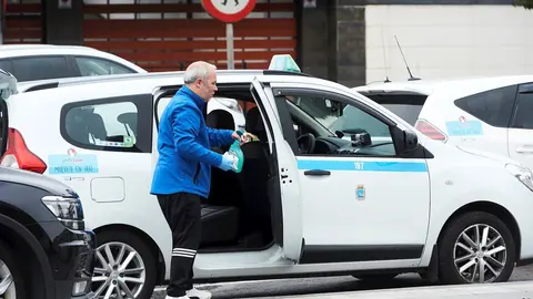 Un hombre cogiendo un taxi en Santander. Archivo