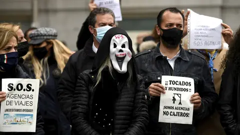 Trabajadores del sector de las agencias se concentran con caretas similares a la del film 'Scary movie' y carteles reivindicativos frente al Congreso de los Diputados, en Madrid (Espa&ntilde;a), a 18 de noviembre de 2020.