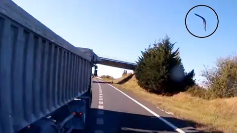 Corte de paso e impacto, vi&eacute;ndose saltar una pieza de la cabina procedente del cami&oacute;n de la v&iacute;ctima