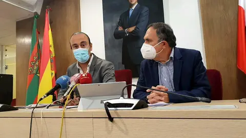 El alcalde de Torrelavega, Javier L&oacute;pez Estrada, y el primer teniente de alcalde, Jos&eacute; Manuel Cruz Viadero, en la rueda de prensa