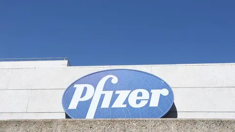 Logo de Pfizer en el edificio de los laboratorios de la marca en Madrid 