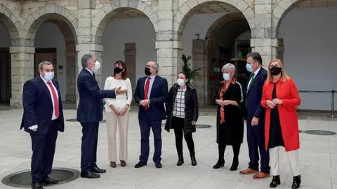 El consejero de Sanidad, Miguel Rodr&iacute;guez, y representantes de los grupos del Parlamento