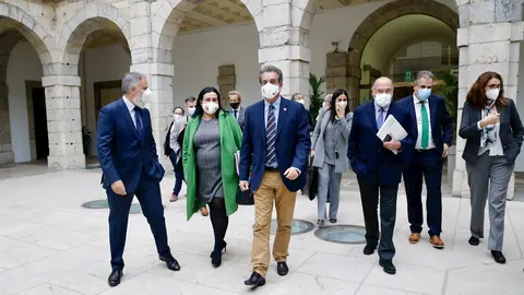 El consejero de Innovaci&oacute;n, Industria, Transporte y Comercio, Francisco Mart&iacute;n, junto a representantes de los grupos parlamentarios