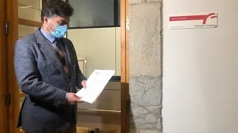 El portavoz parlamentario de Vox, Crist&oacute;bal Palacio, registra la enmienda a la totalidad al proyecto de Presupuestos de Cantabria para 2021