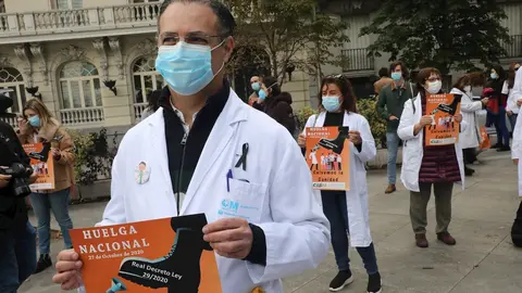 Componentes de la Asociaci&oacute;n de M&eacute;dicos y Titulados Superiores de Madrid (Amyts); la Confederaci&oacute;n Estatal de Sindicatos M&eacute;dicos (CESM); y el Foro de la Profesi&oacute;n M&eacute;dica durante una concentraci&oacute;n frente al Congreso, en Madrid, (Espa&ntilde;a), a 27 de octubre