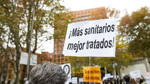 Una persona sostiene una pancarta donde se lee "'&iexcl;M&aacute;s sanitarios mejor tratados!" durante una concentraci&oacute;n de Enfermer&iacute;a de Madrid Unida, frente al Ministerio de Sanidad, en Madrid (Espa&ntilde;a), a 15 de noviembre de 2020.