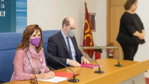 La consejera de Empleo y Pol&iacute;ticas Sociales, Ana Bel&eacute;n &Aacute;lvarez, y el director del Servicio C&aacute;ntabro de Empleo, Jos&eacute; Manuel Callejo