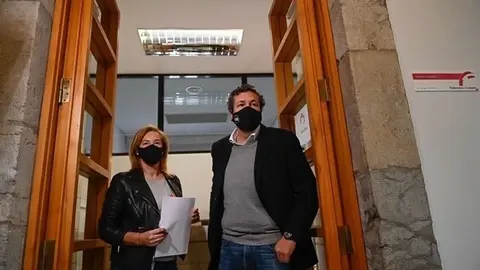 Los diputados del PP Mar&iacute;a Jos&eacute; Gonz&aacute;lez Revuelta e &Iacute;&ntilde;igo Fern&aacute;ndez presentan la enmienda a la totalidad del grupo popular al proyecto de Presupuestos de Cantabria para 2021