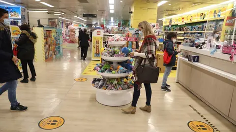 Personas en un centro comercial.