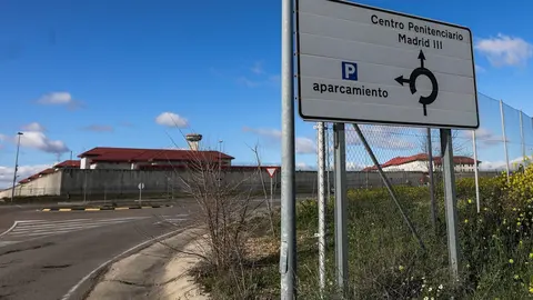 Un cartel indica la direcci&oacute;n a la entrada de la C&aacute;rcel de Valdemoro, en Madrid