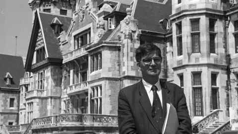 El exrector de la UIMP. ERnest Lluch, frenet al Palacio de la Magdalena de Santander, sede de lso cursos de verano de la UIMP