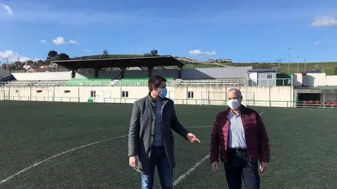 El concejal de Deporte de Astillero, Alejandro Hoz, con el presidente de La Cultural de Guarnizo en los campos de El Pilar