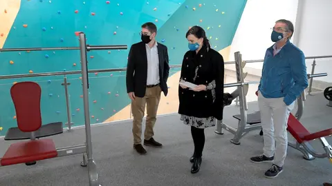 La alcaldesa, Gema Igual, visita el fin de obra de la piscina del complejo