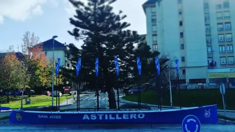 Trainera en la rotonda de Astillero