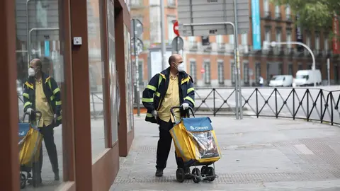 Un trabajador de Correos durante su jornada laboral