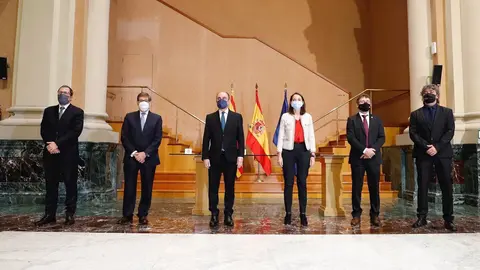 La ministra de Industria, Comercio y Turismo, Reyes Maroto (3d), preside la Mesa de la Automoci&oacute;n, en Edificio Pignatelli, sede del Ejecutivo aragon&eacute;s, en Zaragoza.