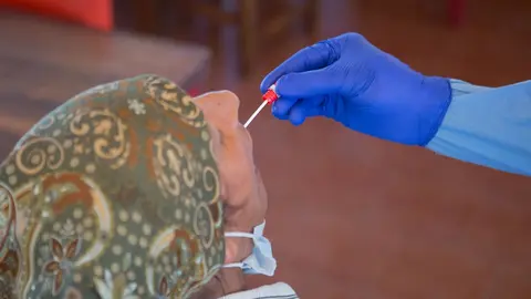 Prueba PCR realizada a una trabajadora desplazada a Navarra para la recogida de fruta en Tudela.