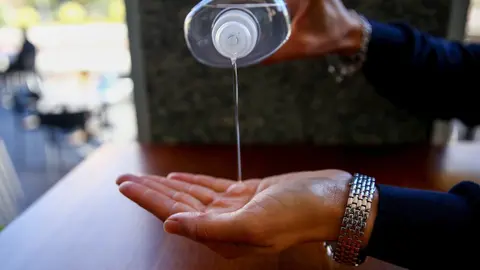 Una persona se desinfecta las manos con gel hidroalcoh&oacute;lico, en Madrid, (Espa&ntilde;a), a 16 de octubre de 2020. Seg&uacute;n Investigadores de la Universidad de Medicina de Kioto, en Jap&oacute;n, el Covid-19 es capaz de permanecer en la piel humana hasta 9 horas, a diferen