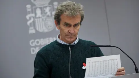 El director del Centro de Coordinaci&oacute;n de Alertas y Emergencias Sanitarias (CCAES), Fernando Sim&oacute;n, ofrece una rueda de prensa para informar sobre la evoluci&oacute;n de la pandemia de coronavirus, en el Ministerio de Sanidad, Madrid (Espa&ntilde;a), a 19 de noviembre.