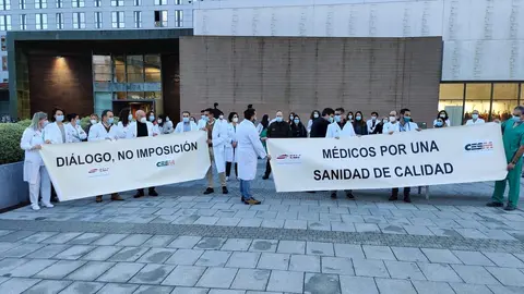 Cocnentraci&oacute;n de m&eacute;dicos ante el Hospital Valdecilla