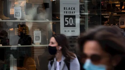Carteles con descuento adelantando el 'Black Friday' 2020. En Sevilla (Andaluc&iacute;a, Espa&ntilde;a), a 20 de noviembre de 2020.
