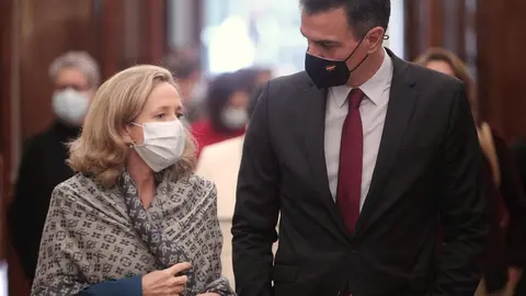 El presidente del Gobierno, Pedro S&aacute;nchez, y la vicepresidenta tercera y ministra de Asuntos Econ&oacute;micos y Transformaci&oacute;n Digital, Nadia Calvi&ntilde;o.