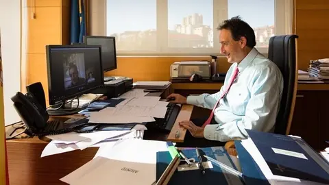 13:30.- Despacho del consejero. El consejero de Obras P&uacute;blicas, Ordenaci&oacute;n del Territorio y Urbanismo, Jos&eacute; Luis Gochicoa, se re&uacute;ne, v&iacute;a telem&aacute;tica, con el alcalde de Cillorigo de Li&eacute;bana, Jes&uacute;s Mar&iacute;a Cuevas. 18 de noviembre de 2020 &copy; Ra&uacute;l Lucio