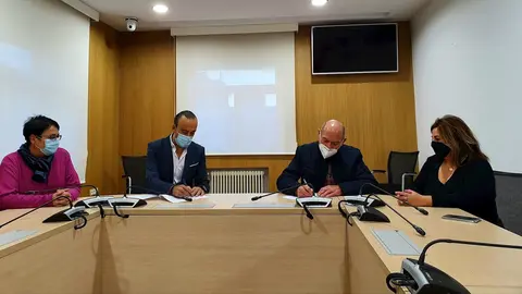 Firma de la adhesi&oacute;n de la plantilla del matadero al personal municipal