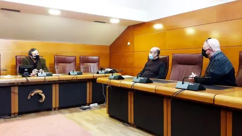 El portavoz parlamentario del PP, &Iacute;&ntilde;igo Fern&aacute;ndez, junto a representantes del colectivo de establecimientos y repartidores de comida a domicilio y productos de primera necesidad de Cantabria, Javier Grif&eacute; y Juan Manuel Sainz.