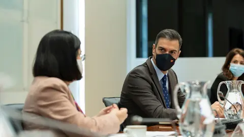 El presidente del Gobierno, Pedro S&aacute;nchez, y la ministra de Pol&iacute;tica Territorial, Carolina Darias, durante la reuni&oacute;n del Comit&eacute; de Seguimiento del Coronavirus, en el Complejo de la Moncloa, Madrid (Espa&ntilde;a), a 19 de noviembre de 2020.