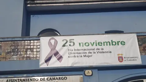 Cartel conmemorativo del 25N en la sede de los Servicios Sociales del Ayuntamiento de Camargo