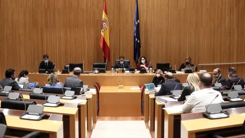 Vista general de la mesa de los asistentes a la Comisi&oacute;n de Educaci&oacute;n y Formaci&oacute;n Profesional en el Congreso de los Diputados, este martes 24 de noviembre