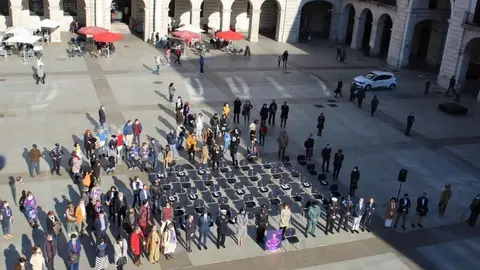 Minuto de silencio en la Plaza Porticada