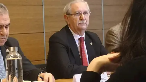 El presidente de la Organizaci&oacute;n M&eacute;dica Colegial (OMC), Seraf&iacute;n Romero, en rueda de prensa con motivo del 100 aniversario del Consejo General de Colegios Oficiales de M&eacute;dicos de Espa&ntilde;a